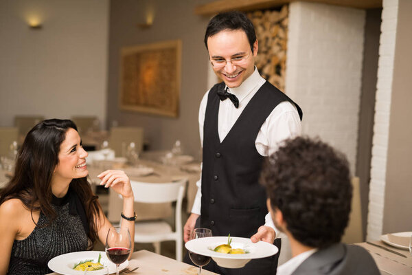 Официант обслуживает двух клиентов
