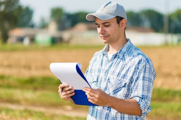 Landwirt liest Dokument — Stockfoto