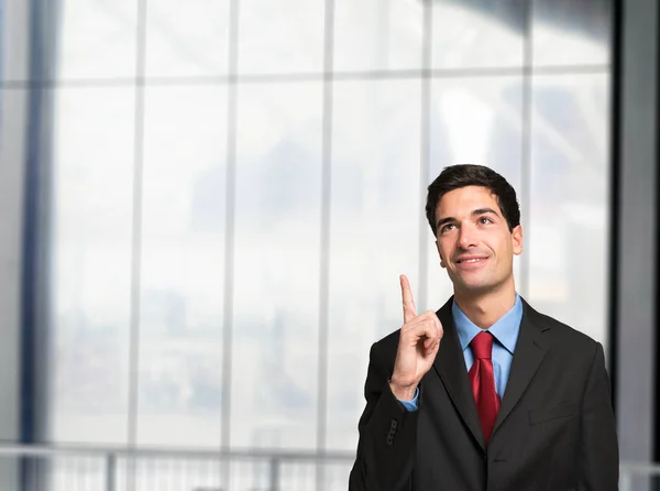 Hombre de negocios mirando hacia arriba — Foto de Stock