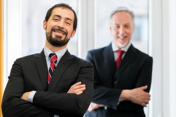 Beaux hommes d'affaires dans le bureau — Photo