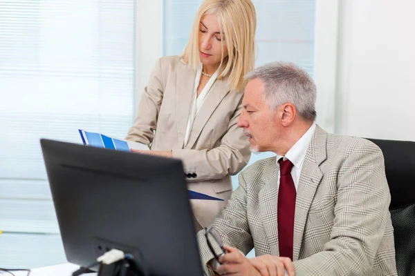 Mensen uit het bedrijfsleven werken — Stockfoto