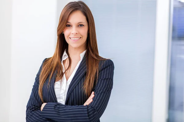 Hermosa mujer de negocios sonriendo en la oficina —  Fotos de Stock