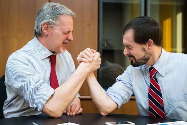 Üzletemberek, csinál wresling kar — Stock Fotó