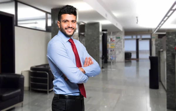 Hombre de negocios guapo con las manos cruzadas —  Fotos de Stock