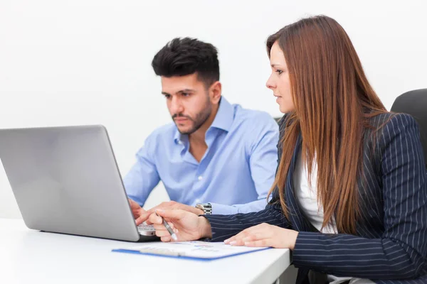 Mensen uit het bedrijfsleven werken — Stockfoto