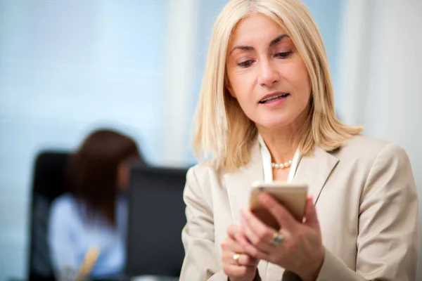 Donna d'affari che utilizza il telefono cellulare — Foto Stock