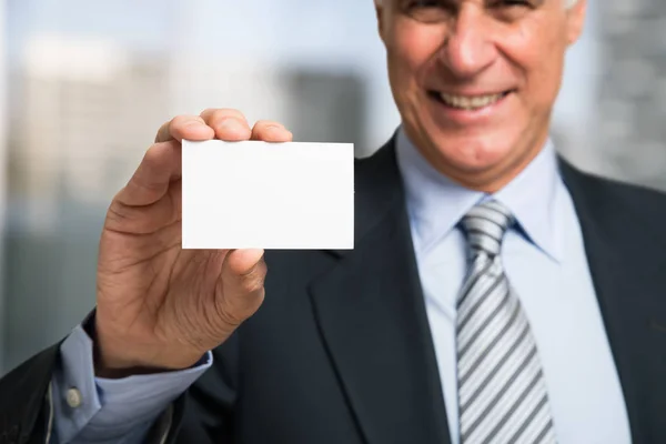 Empresário mostrando cartão de visita — Fotografia de Stock
