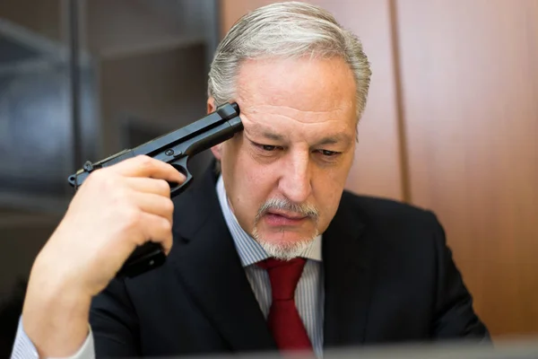 Üzletember, lövés maga a Hivatal — Stock Fotó