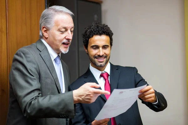 Uomo d'affari che mostra un documento al collega — Foto Stock