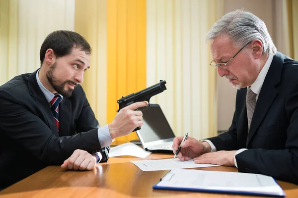 Criminoso forçando empresário a assinar contrato — Fotografia de Stock