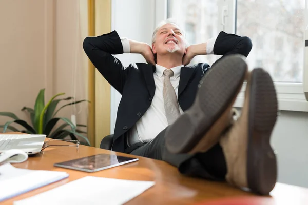 Homme d'affaires relaxant dans son bureau — Photo