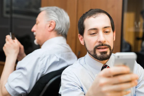Mensen uit het bedrijfsleven met behulp van telefoons — Stockfoto