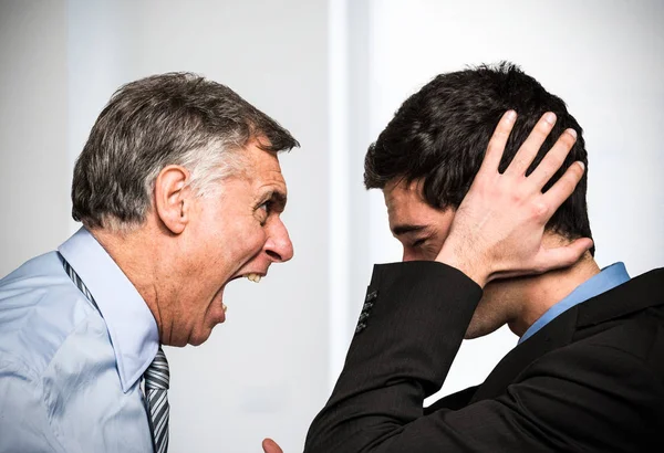 Chefe gritando a um empregado — Fotografia de Stock