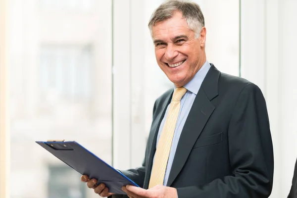 Sorridente uomo d'affari maturo — Foto Stock