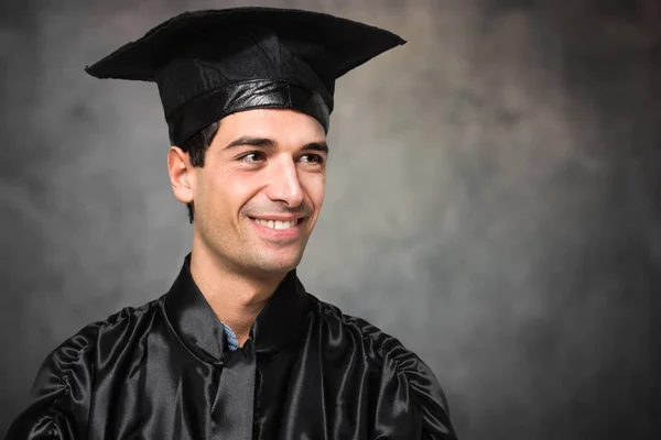 Mladý absolvent muž s úsměvem — Stock fotografie