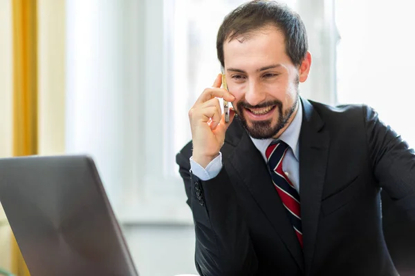 Homme d'affaires parlant au téléphone — Photo