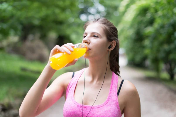 Mujer bebiendo después del deporte — Foto de Stock