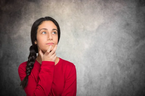 Chica buscando tamaño en reflexivo y soñando — Foto de Stock