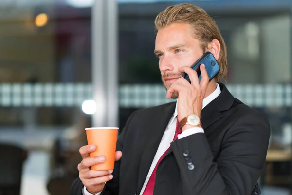 Empresario haciendo una llamada telefónica — Foto de Stock