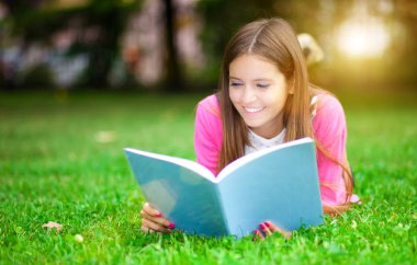 Gülümseyen öğrenci açık