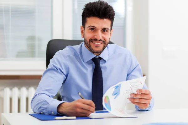 Bel homme d'affaires dans le bureau — Photo