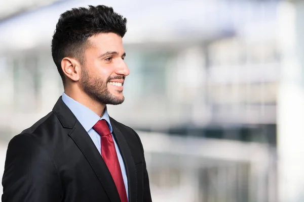 Jovem empresário sorridente — Fotografia de Stock