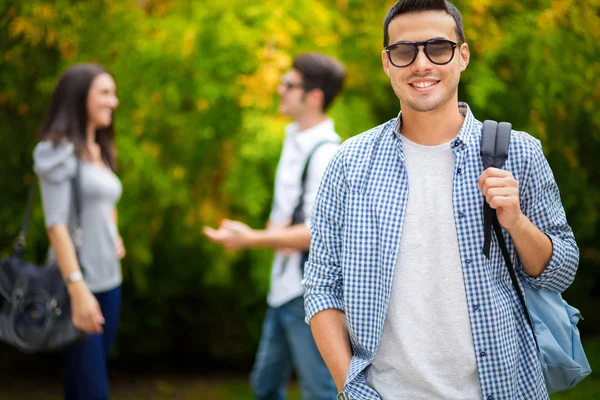 Mužské student před další studenti — Stock fotografie