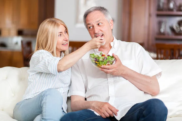 Couple aîné manger de la salade — Photo