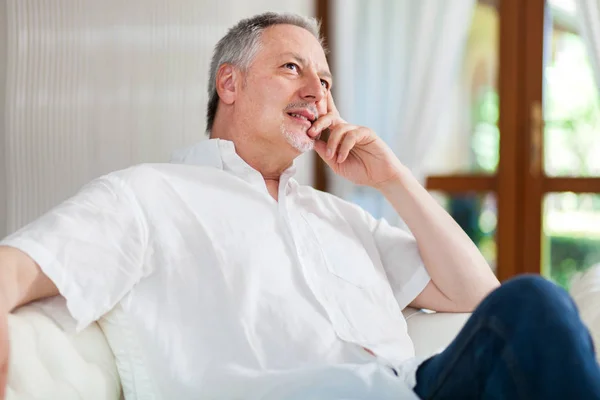 Mogen man koppla av på soffan — Stockfoto