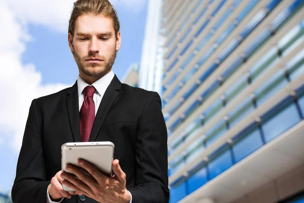 Knappe zakenman met behulp van Tablet PC — Stockfoto