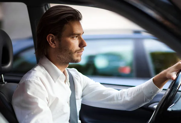 Uomo alla guida della sua auto — Foto Stock