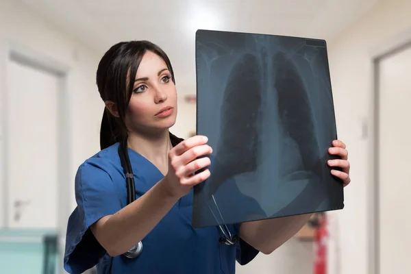 Enfermeira olhando para a radiografia — Fotografia de Stock