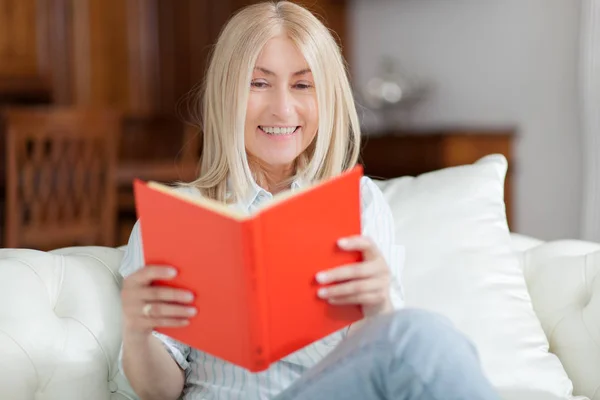 成熟的女人读的书 — 图库照片
