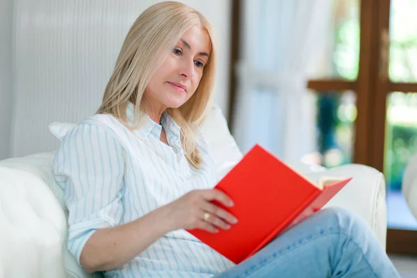 Mogen kvinna läsa bok — Stockfoto