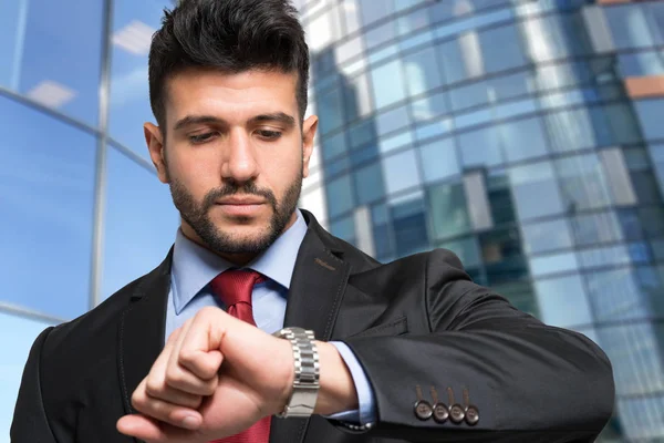 Uomo d'affari guardando il suo orologio — Foto Stock