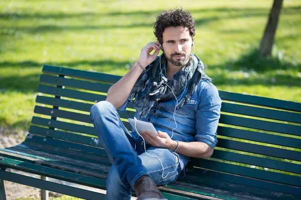 Hombre escuchando música al aire libre —  Fotos de Stock