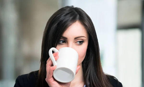 Frau trinkt Tasse Tee — Stockfoto