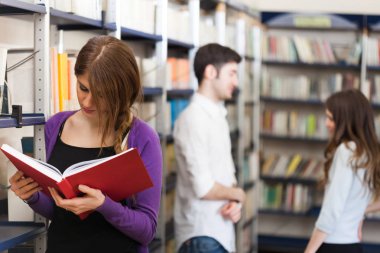 Öğrenci okuma kitap kütüphane