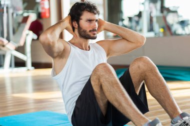 Çalışma salonunda karın dışarı adam