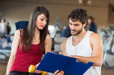 spor salonunda egzersiz kadın 