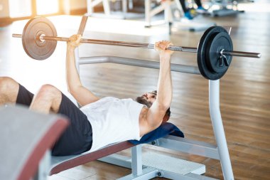 Spor salonunda erkek eğitimi.