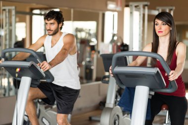 Sabit Bisikletleri üzerinde çalışma dışarı insanlar