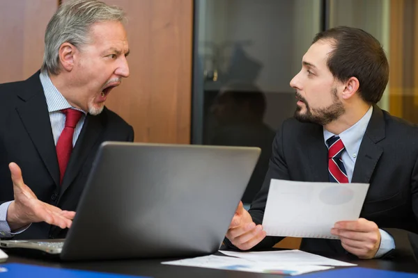 Uomo d'affari urlando al collega — Foto Stock