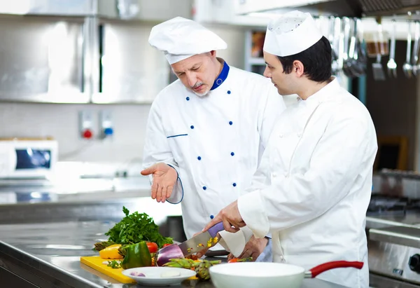 Chef-kok aan het werk in de keuken met collega — Stockfoto