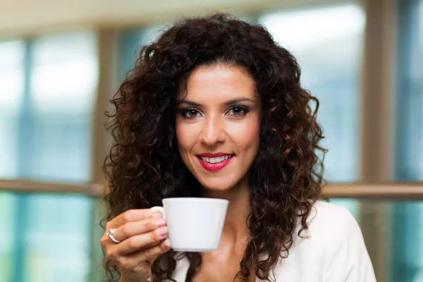 Brunette woman drinking coffee — Stock Photo, Image