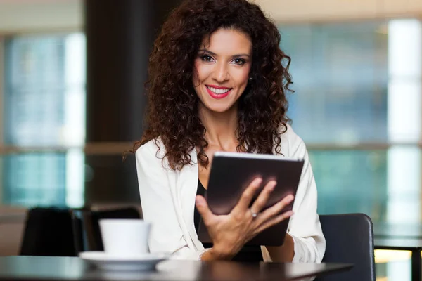 Kafede tablet kullanan kadın — Stok fotoğraf