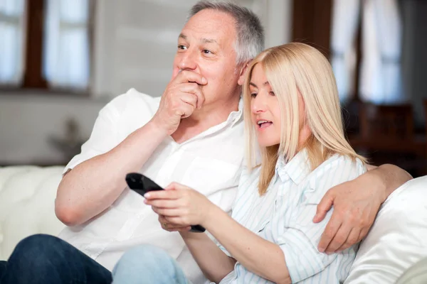 Coppia anziana guardando la TV — Foto Stock