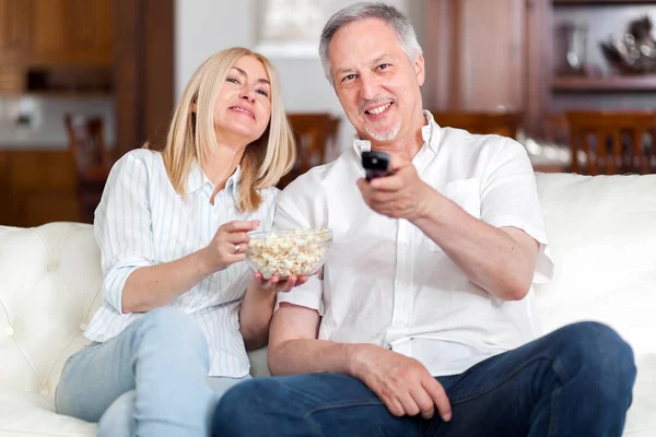 Senior koppel tv kijken — Stockfoto