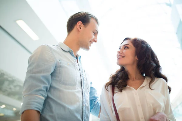 Couple marchant dans un centre commercial — Photo