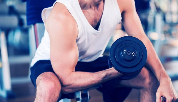 Hombre haciendo ejercicio en un gimnasio —  Fotos de Stock